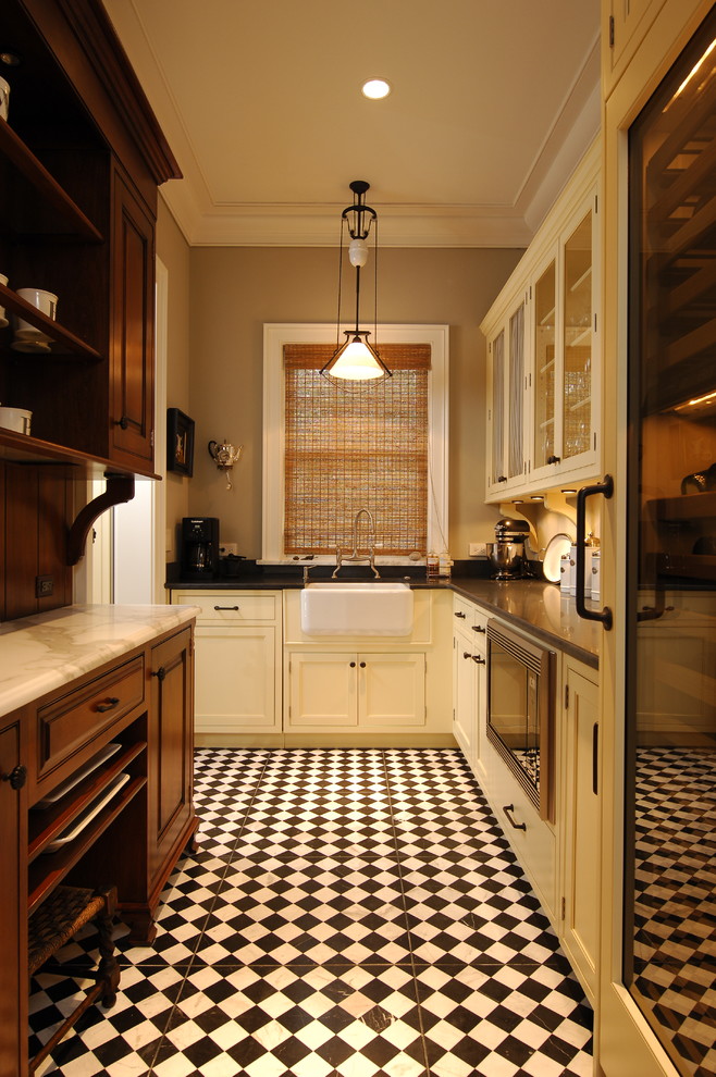 Пример оригинального дизайна: кухня в классическом стиле с стеклянными фасадами, с полувстраиваемой мойкой (с передним бортиком) и разноцветным полом