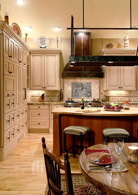 Idéer för stora vintage kök, med en dubbel diskho, luckor med upphöjd panel, vita skåp, granitbänkskiva, beige stänkskydd, stänkskydd i sten, rostfria vitvaror, mellanmörkt trägolv och en köksö