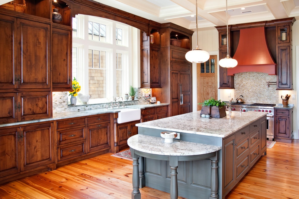 Klassische Küche in L-Form mit Elektrogeräten mit Frontblende, Landhausspüle, profilierten Schrankfronten, dunklen Holzschränken, bunter Rückwand, Rückwand aus Mosaikfliesen und Mauersteinen in Charleston