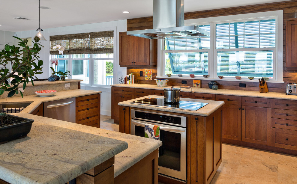 マイアミにあるトラディショナルスタイルのおしゃれなアイランドキッチン (シェーカースタイル扉のキャビネット、濃色木目調キャビネット、茶色いキッチンパネル、シルバーの調理設備) の写真