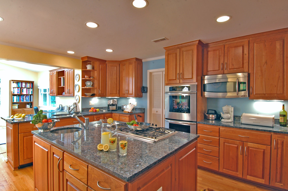 ワシントンD.C.にあるトラディショナルスタイルのおしゃれなキッチン (シルバーの調理設備、アンダーカウンターシンク、レイズドパネル扉のキャビネット、中間色木目調キャビネット) の写真