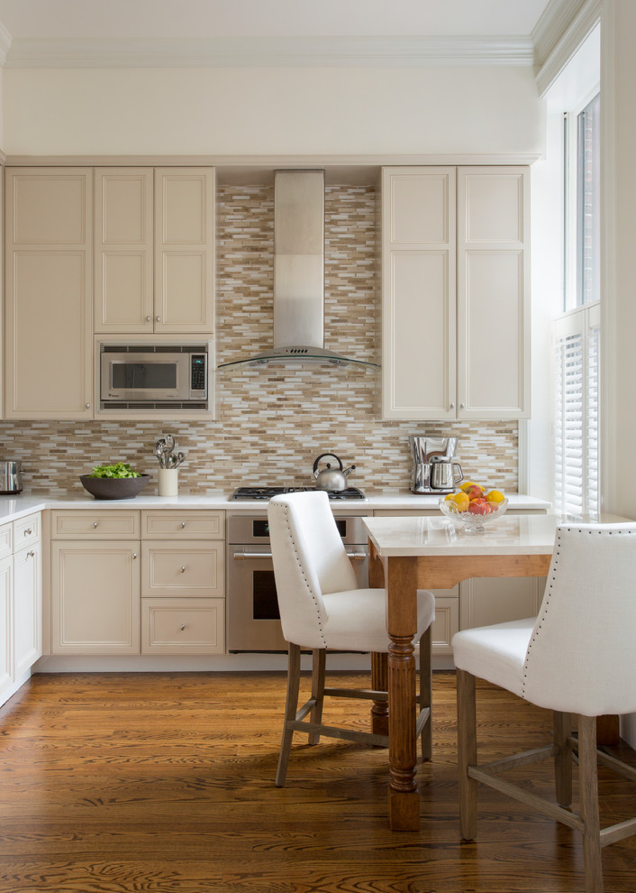 Klassische Küche mit Schrankfronten mit vertiefter Füllung, weißen Schränken, Küchenrückwand in Beige, Rückwand aus Stäbchenfliesen und Küchengeräten aus Edelstahl in Boston
