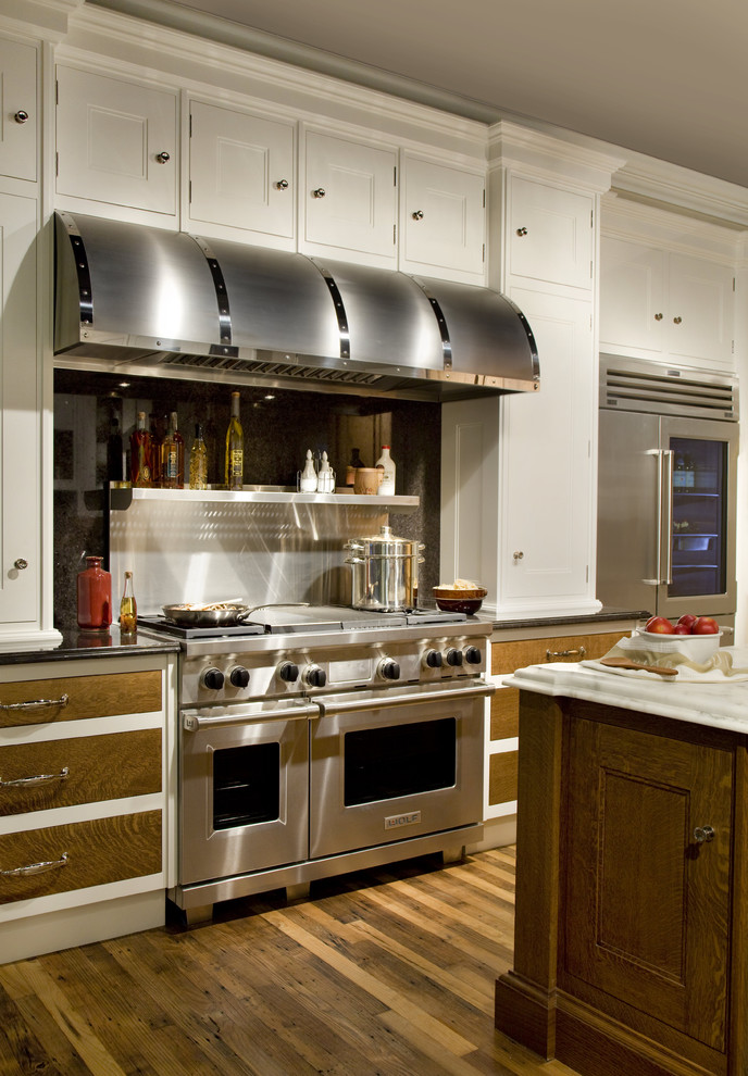 Свежая идея для дизайна: кухня в классическом стиле с техникой из нержавеющей стали - отличное фото интерьера
