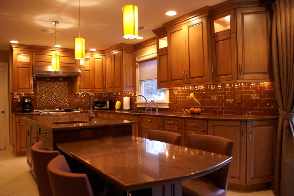 Bild på ett avskilt, stort vintage brun brunt u-kök, med en undermonterad diskho, luckor med upphöjd panel, skåp i mörkt trä, brunt stänkskydd, stänkskydd i keramik och en köksö