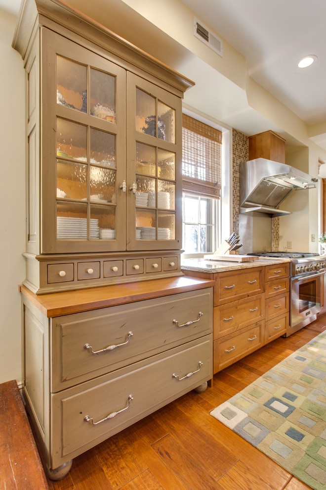 Idéer för ett avskilt, litet klassiskt l-kök, med en rustik diskho, luckor med upphöjd panel, skåp i mellenmörkt trä, granitbänkskiva, rostfria vitvaror, mellanmörkt trägolv och en köksö