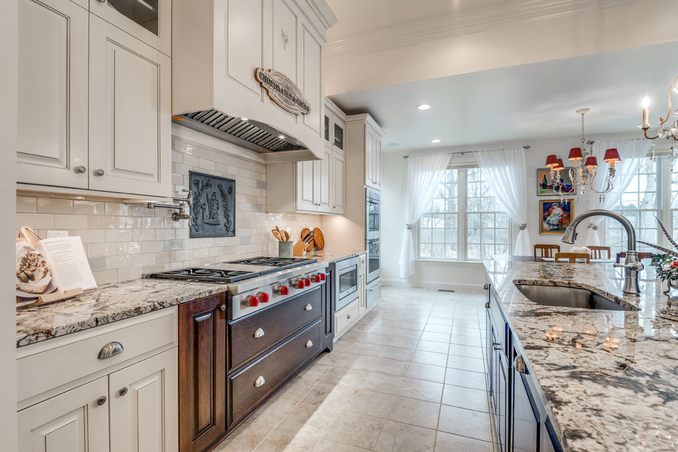 Große Klassische Küche mit Unterbauwaschbecken, profilierten Schrankfronten, Granit-Arbeitsplatte, Küchengeräten aus Edelstahl und Kücheninsel in Washington, D.C.
