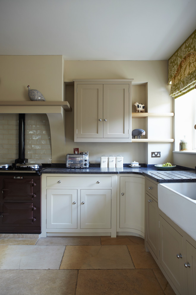 Imagen de cocina tradicional con fregadero sobremueble, armarios estilo shaker, puertas de armario beige, electrodomésticos de colores y cortinas