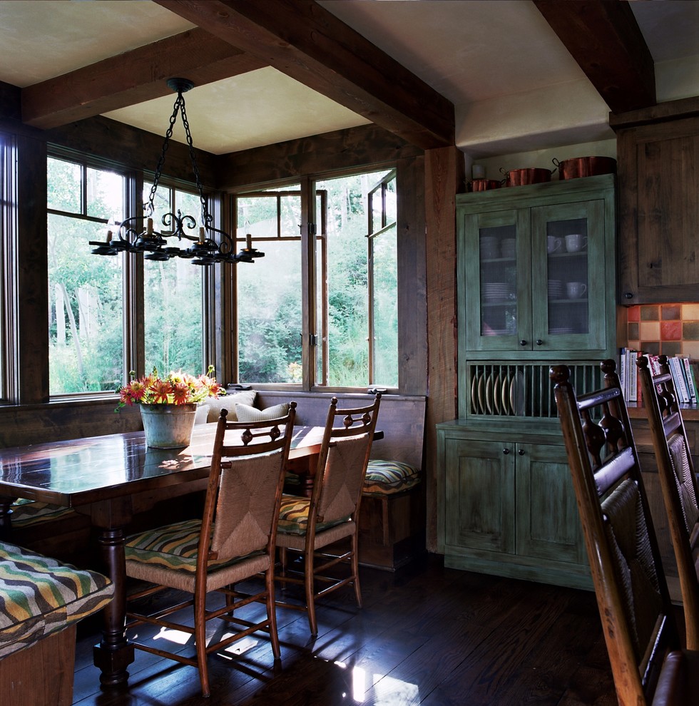 Пример оригинального дизайна: кухня в стиле рустика с обеденным столом, фасадами в стиле шейкер, зелеными фасадами и разноцветным фартуком