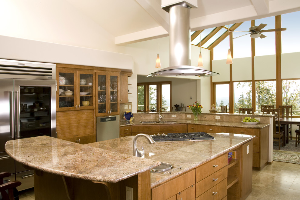 Bild på ett vintage kök och matrum, med släta luckor, rostfria vitvaror, granitbänkskiva, en dubbel diskho och skåp i mellenmörkt trä