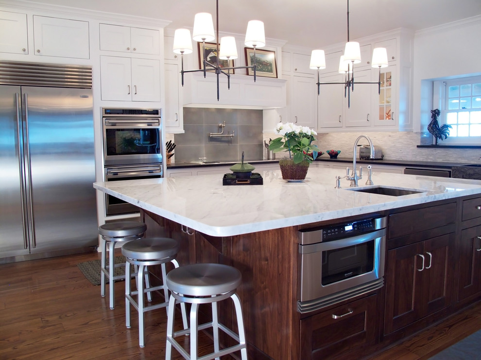 ダラスにあるトラディショナルスタイルのおしゃれなキッチン (シェーカースタイル扉のキャビネット、シルバーの調理設備) の写真