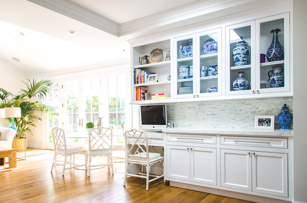 サンフランシスコにあるトラディショナルスタイルのおしゃれなキッチン (ガラス扉のキャビネット、白いキャビネット、白いキッチンパネル、石タイルのキッチンパネル) の写真