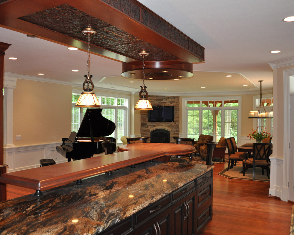Exempel på ett stort klassiskt flerfärgad flerfärgat kök, med en undermonterad diskho, luckor med upphöjd panel, skåp i mörkt trä, träbänkskiva, beige stänkskydd, stänkskydd i keramik, rostfria vitvaror, en köksö, mellanmörkt trägolv och brunt golv