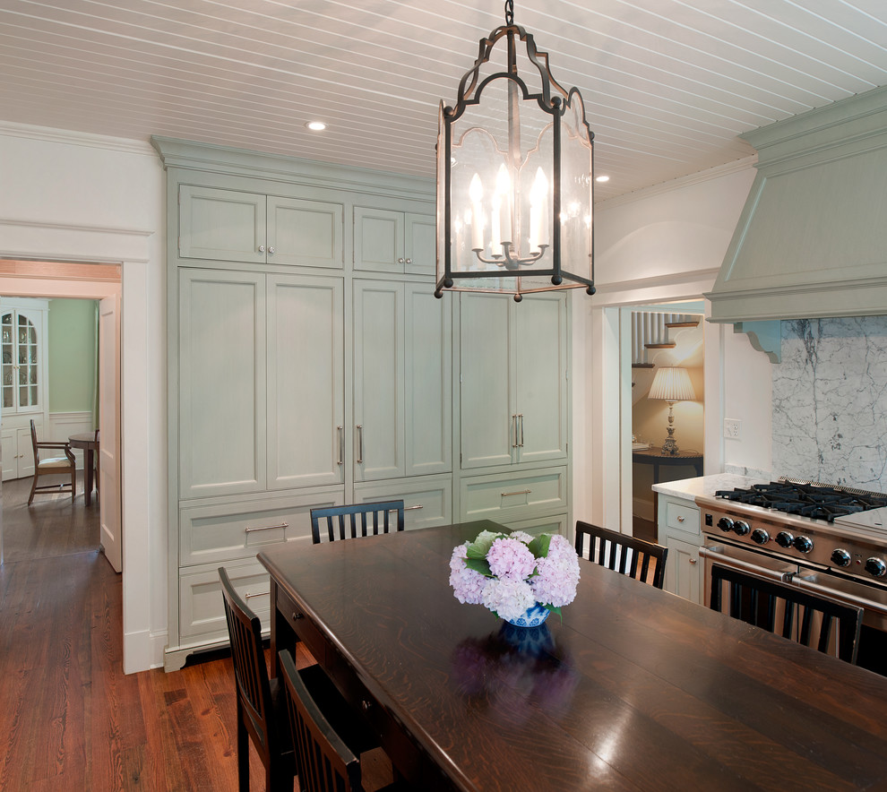 Стильный дизайн: кухня в классическом стиле с фасадами с утопленной филенкой, синими фасадами, белым фартуком и фартуком из каменной плиты - последний тренд