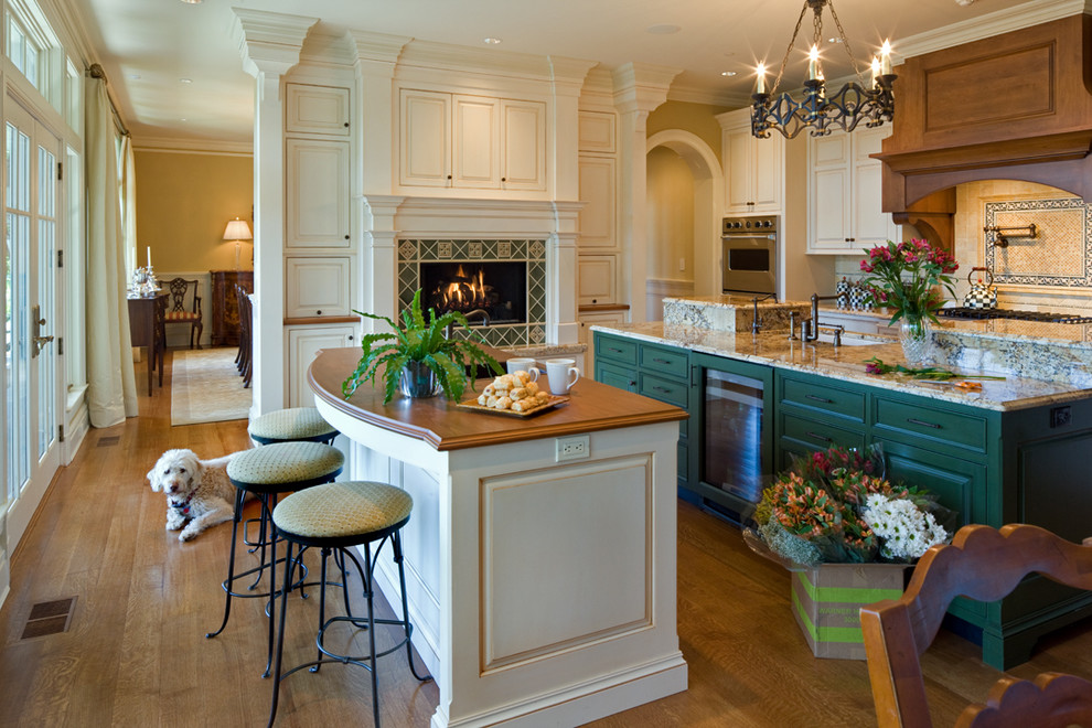 Klassische Küche mit Granit-Arbeitsplatte, profilierten Schrankfronten, grünen Schränken und grüner Arbeitsplatte in Baltimore