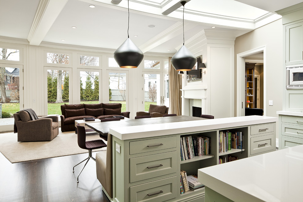 На фото: кухня-гостиная в классическом стиле с фасадами с утопленной филенкой и зелеными фасадами