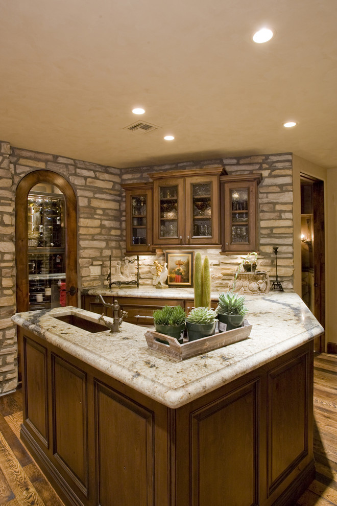 Esempio di una cucina classica con lavello sottopiano, ante di vetro e ante in legno bruno
