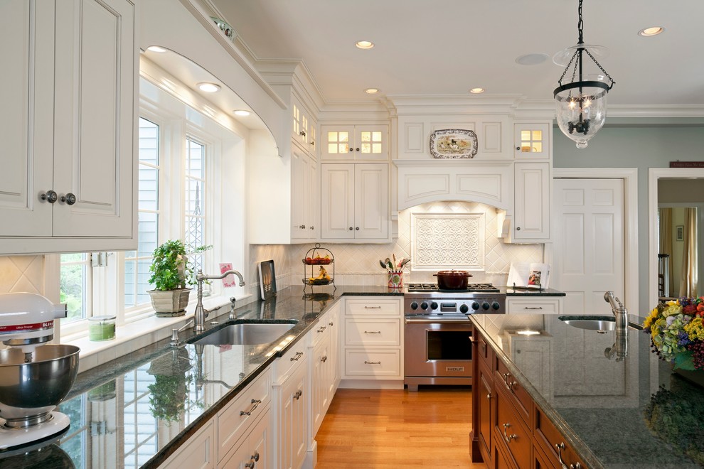 Klassische Küche mit Unterbauwaschbecken, profilierten Schrankfronten, weißen Schränken und Küchenrückwand in Beige in Boston