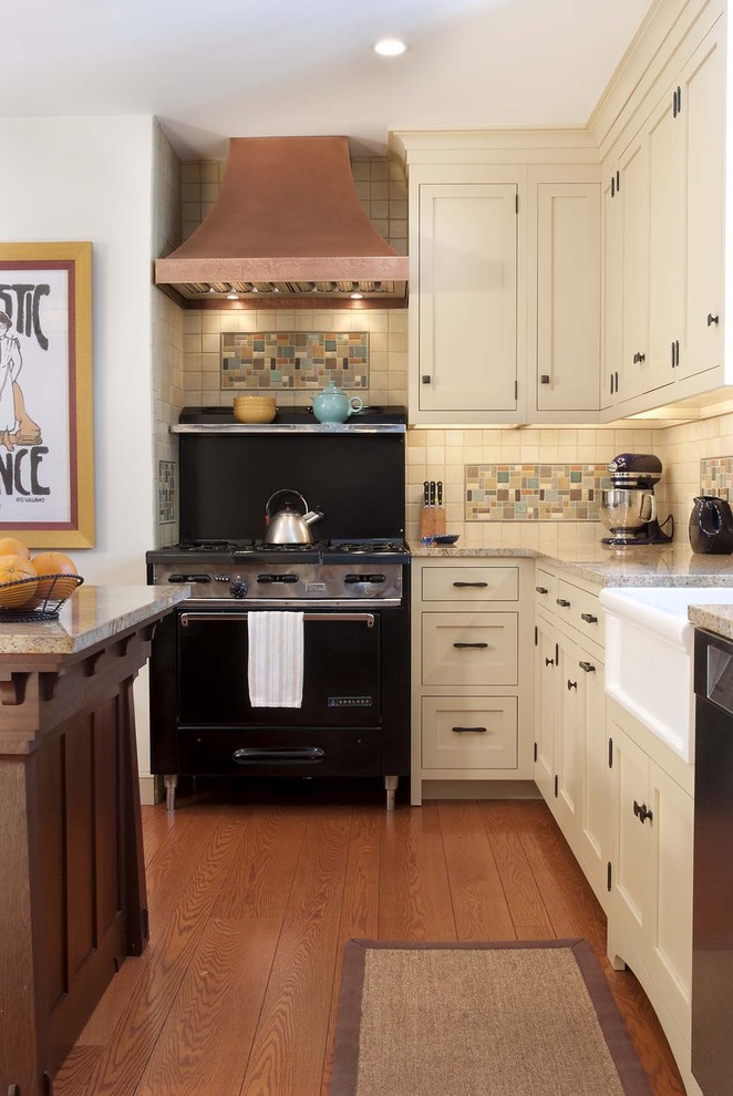 Foto de cocina de estilo americano con fregadero sobremueble y electrodomésticos negros