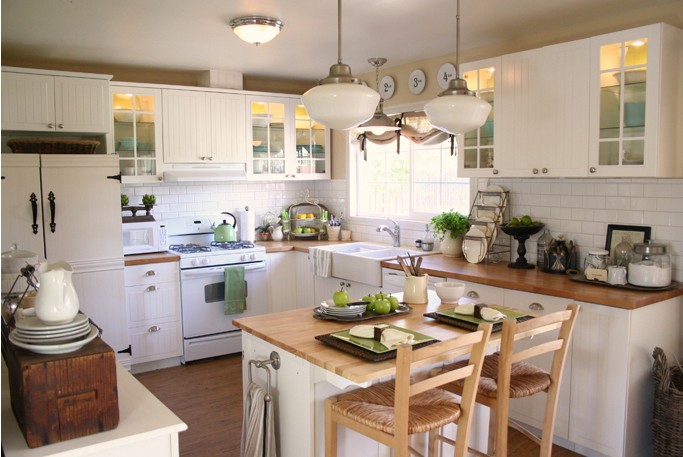 Kitchen - traditional kitchen idea in Other