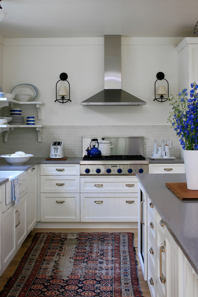 Источник вдохновения для домашнего уюта: кухня в классическом стиле с фасадами с утопленной филенкой, с полувстраиваемой мойкой (с передним бортиком) и белыми фасадами