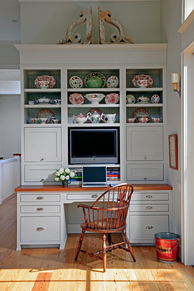 Foto de cocina clásica con armarios abiertos y puertas de armario blancas