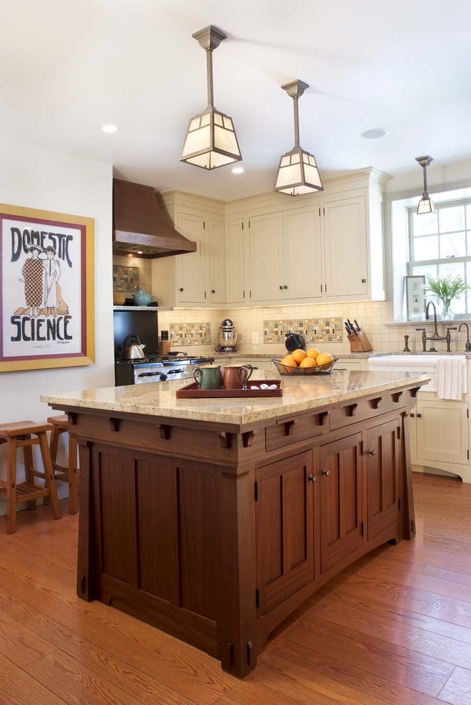 Klassische Küche mit Schrankfronten im Shaker-Stil, weißen Schränken und bunter Rückwand in Philadelphia