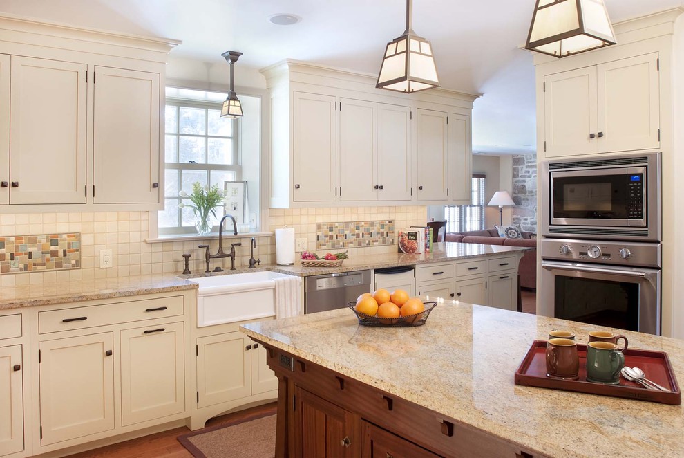 Rustikale Küche mit Rückwand aus Mosaikfliesen, Küchengeräten aus Edelstahl, Landhausspüle, bunter Rückwand und weißen Schränken in Philadelphia