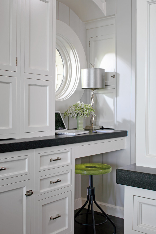 Cette photo montre une cuisine victorienne avec un placard avec porte à panneau encastré et des portes de placard blanches.