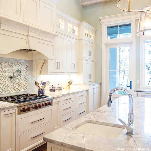 Traditional Kitchen in Bluffton, South Carolina Classique Cuisine