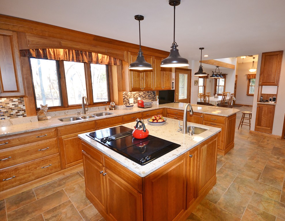 Exempel på ett stort klassiskt kök, med en undermonterad diskho, luckor med upphöjd panel, skåp i mellenmörkt trä, bänkskiva i kvarts, flerfärgad stänkskydd, stänkskydd i mosaik, rostfria vitvaror, klinkergolv i keramik, en köksö och flerfärgat golv