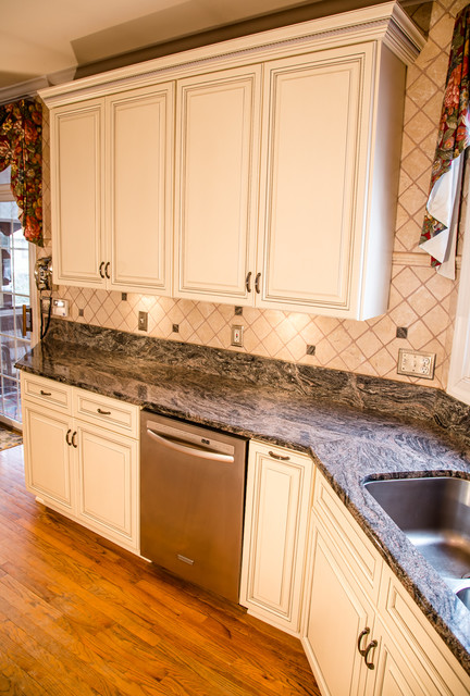 Traditional Kitchen In Glazed White On, Granite Countertop Saver