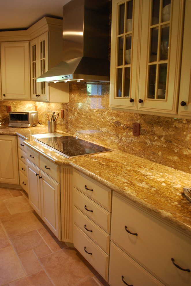 Example of a classic kitchen design in Miami