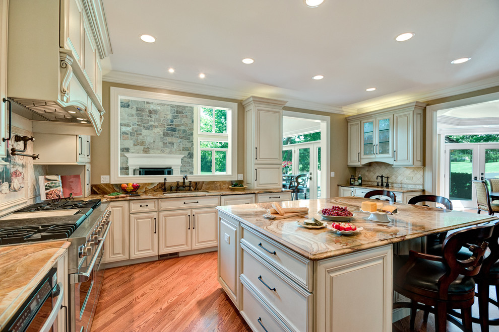 Expansive traditional kitchen in Chicago.