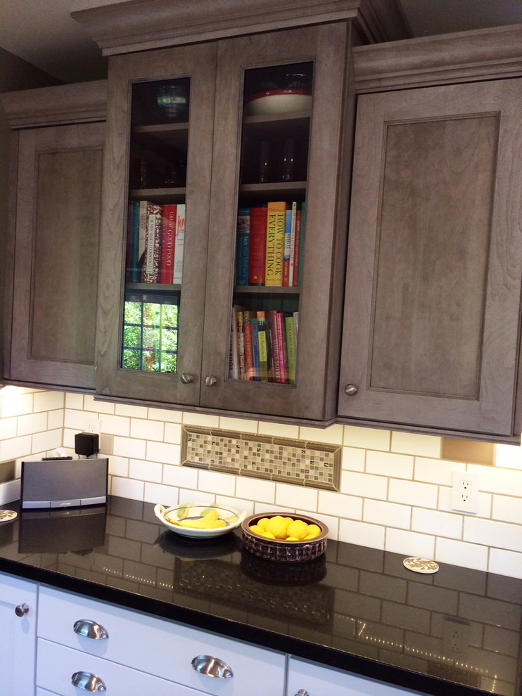 Inspiration för ett stort vintage kök, med rostfria vitvaror, luckor med infälld panel, en halv köksö och vita skåp