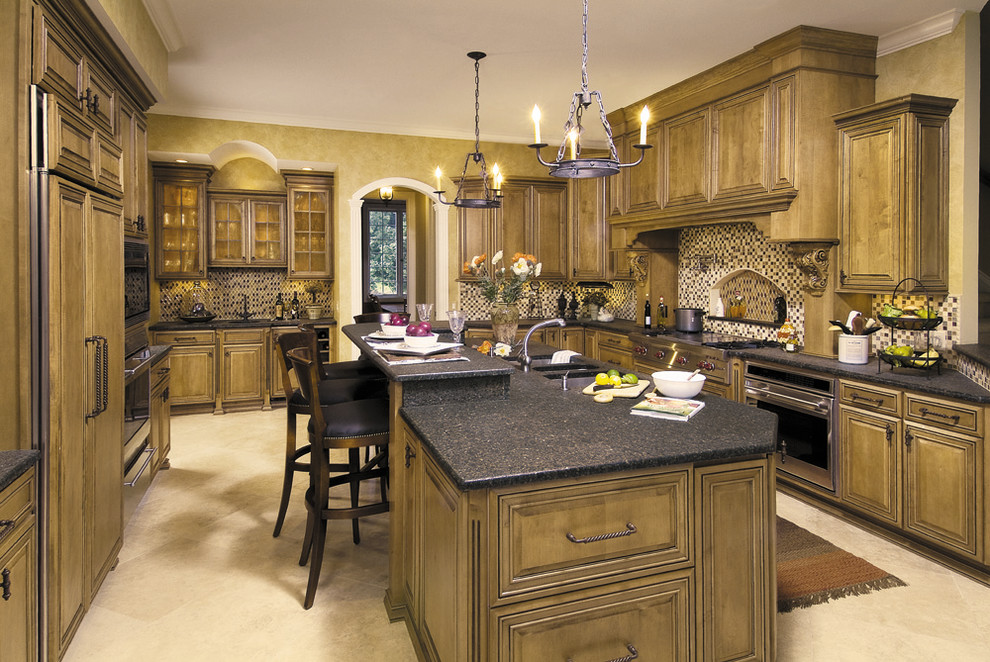 Imagen de cocina clásica grande con armarios con paneles con relieve, puertas de armario de madera oscura, una isla y electrodomésticos con paneles
