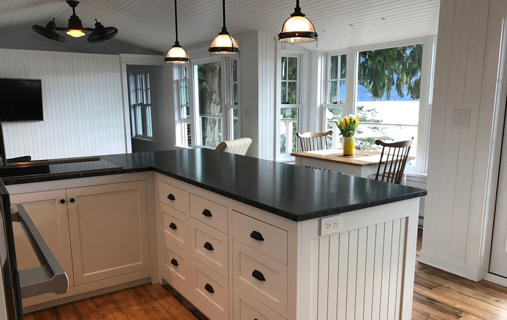 Traditional Kitchen Islands and Peninsulas Traditional Kitchen