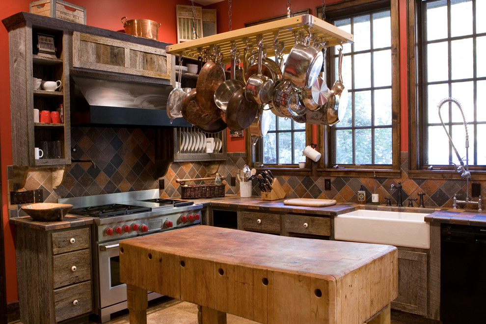 Immagine di una cucina rustica chiusa con elettrodomestici in acciaio inossidabile, lavello stile country e paraspruzzi in ardesia