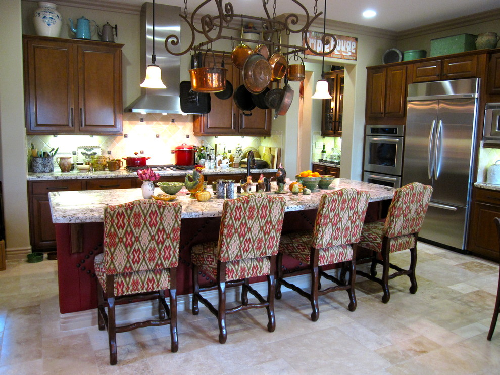 Exempel på ett klassiskt kök, med rostfria vitvaror, luckor med upphöjd panel och skåp i mörkt trä