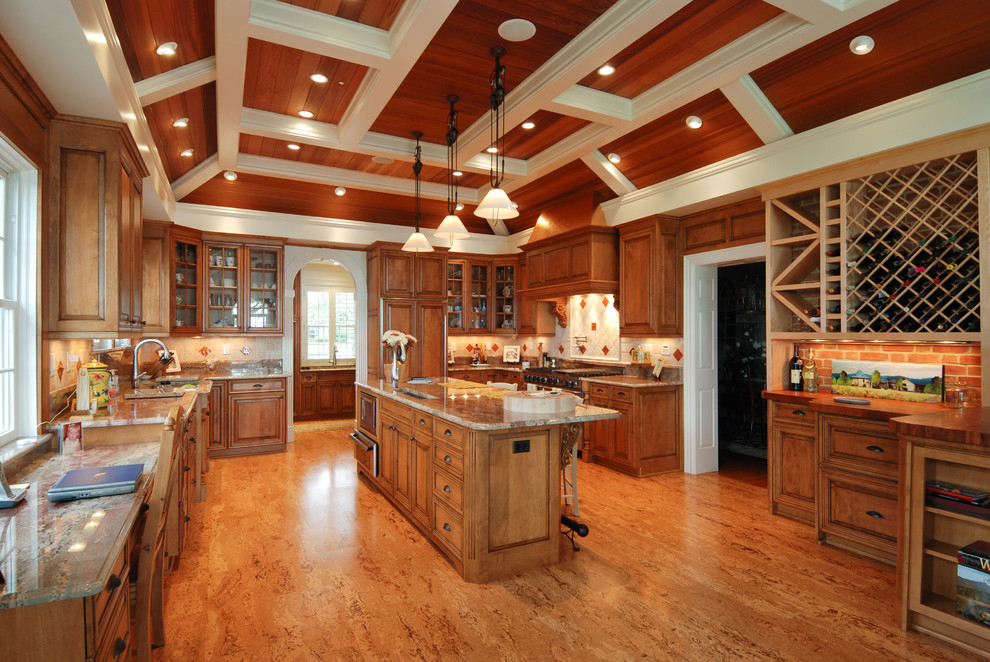 他の地域にあるトラディショナルスタイルのおしゃれなキッチン (レイズドパネル扉のキャビネット、中間色木目調キャビネット、マルチカラーのキッチンパネル) の写真