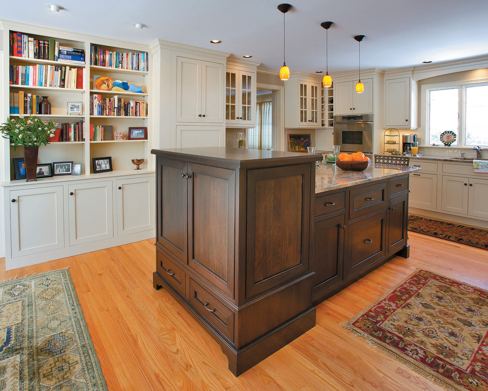 Foto de cocina clásica con puertas de armario beige, armarios con paneles empotrados y encimera de granito