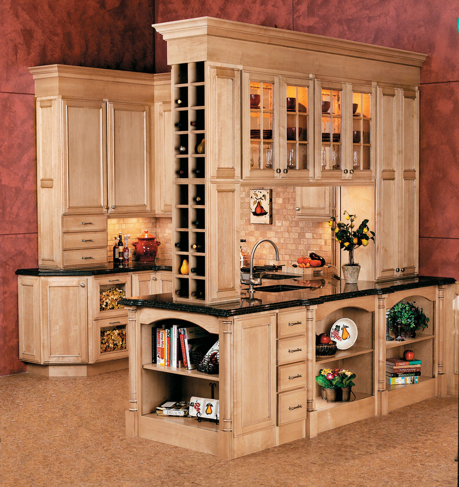 Foto de cocina tradicional con armarios con paneles empotrados, puertas de armario de madera clara, salpicadero de azulejos de piedra y salpicadero beige