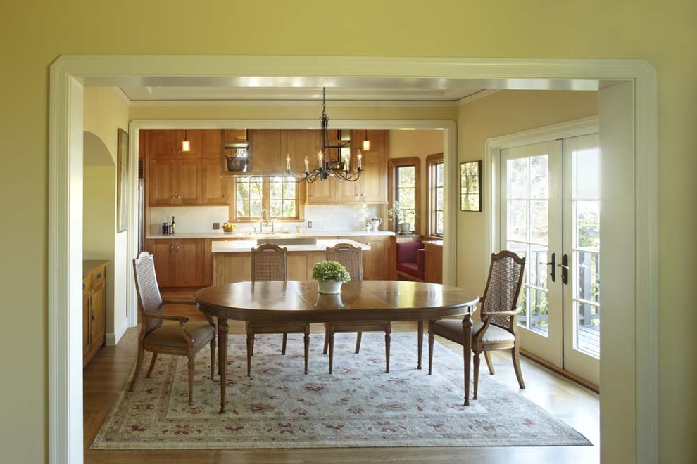 Стильный дизайн: кухня в классическом стиле с обеденным столом, фасадами в стиле шейкер и фасадами цвета дерева среднего тона - последний тренд