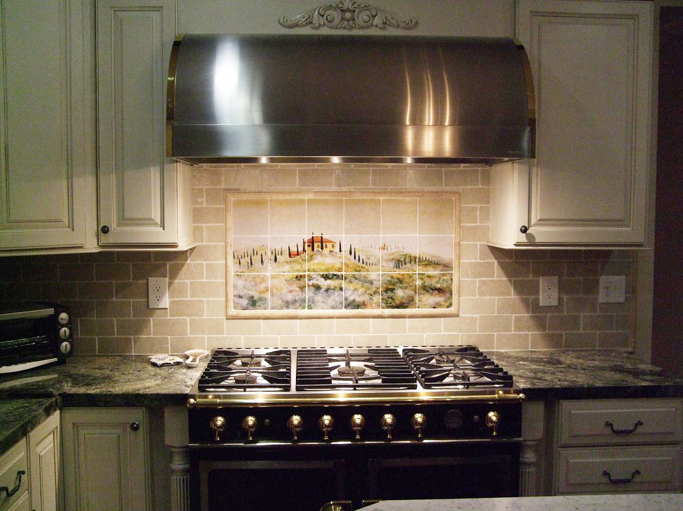 Cette image montre une cuisine traditionnelle avec un électroménager en acier inoxydable.