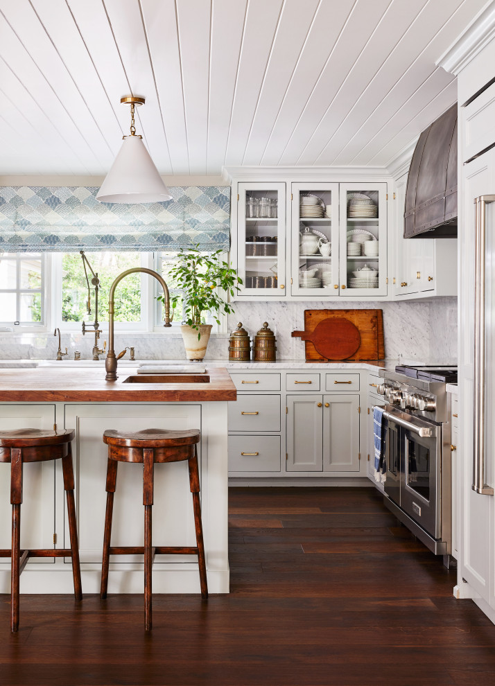 Immagine di una cucina classica con soffitto in perlinato