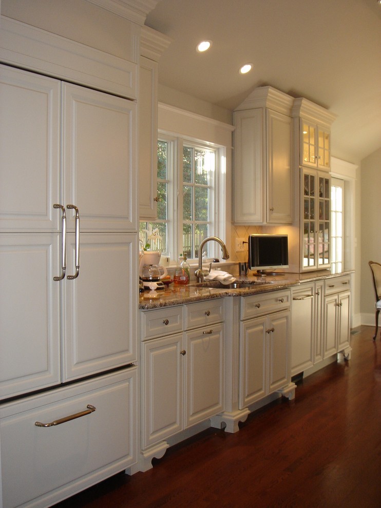 Imagen de cocina comedor tradicional con armarios con paneles con relieve, puertas de armario blancas y electrodomésticos con paneles
