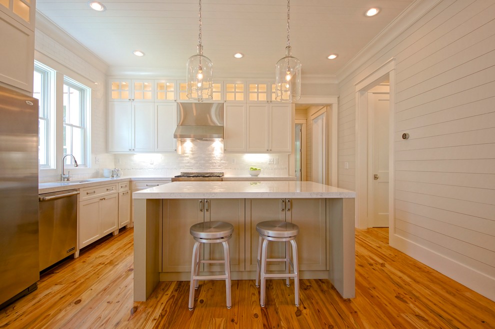 チャールストンにあるトラディショナルスタイルのおしゃれなキッチン (落し込みパネル扉のキャビネット、白いキャビネット、シルバーの調理設備、白いキッチンパネル) の写真