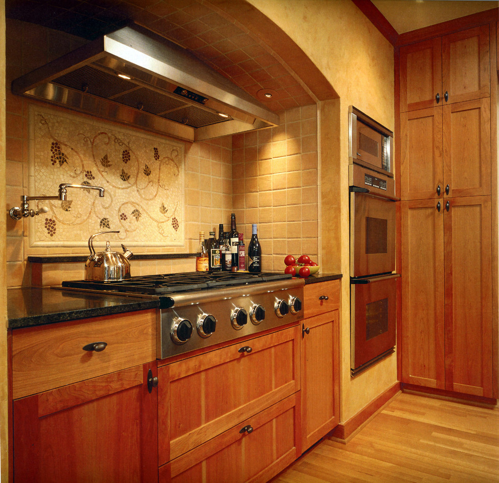 На фото: кухня в классическом стиле с фартуком из плитки мозаики с