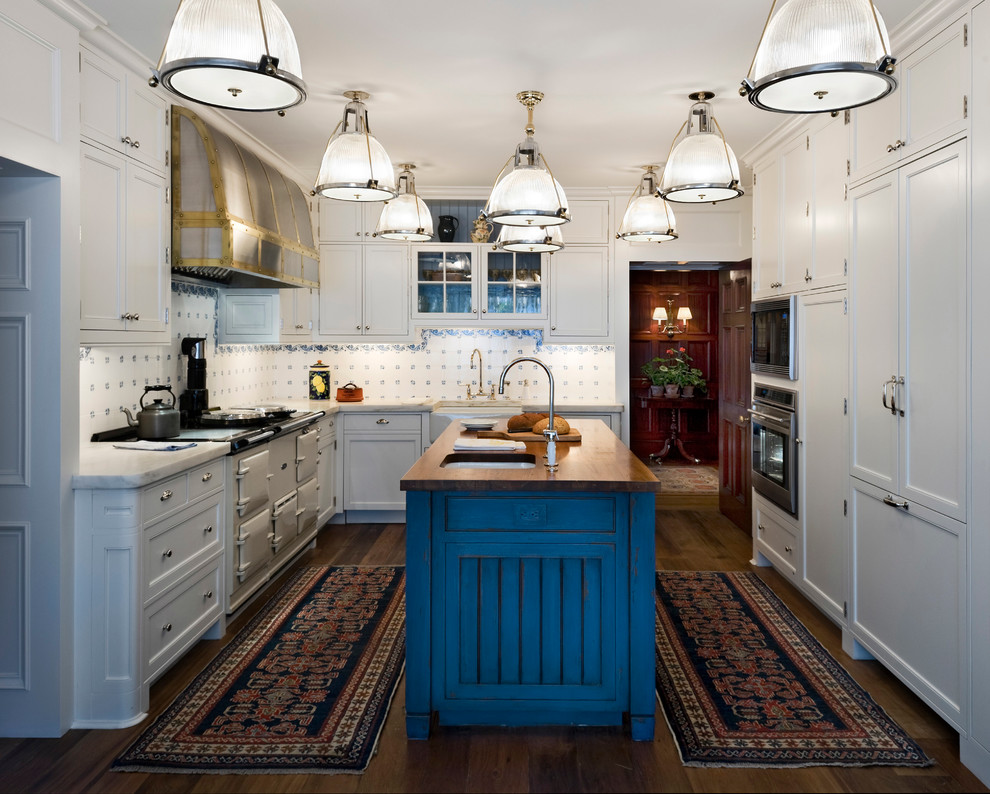 Klassische Küche mit Elektrogeräten mit Frontblende und Arbeitsplatte aus Holz in Sonstige