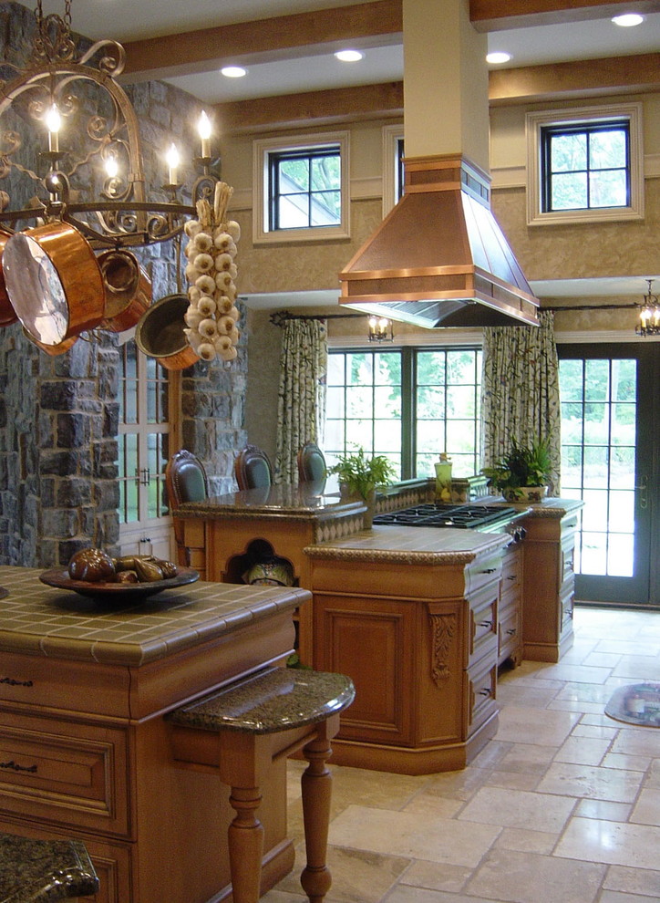 Foto på ett stort, avskilt vintage kök, med luckor med upphöjd panel, skåp i mellenmörkt trä, kaklad bänkskiva, rostfria vitvaror, en rustik diskho och grönt stänkskydd