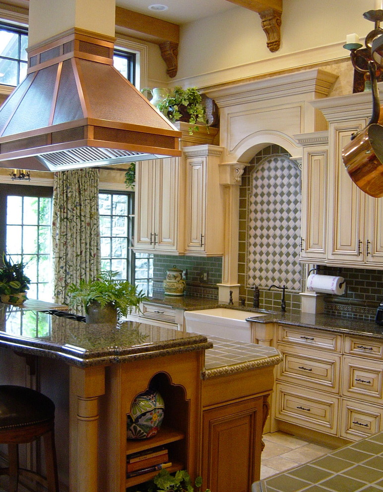 Immagine di una grande cucina chic chiusa con paraspruzzi con piastrelle diamantate, lavello stile country, ante con bugna sagomata, top in granito, elettrodomestici da incasso, ante beige e paraspruzzi verde